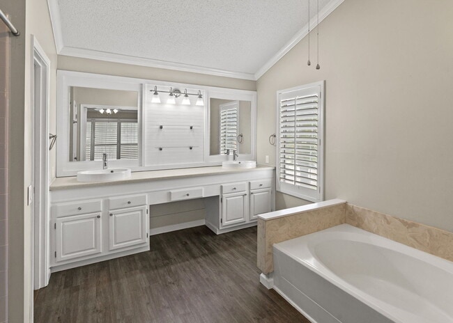 Building Photo - "Spacious 3-Bed Sanctuary with 2.5 Baths o...