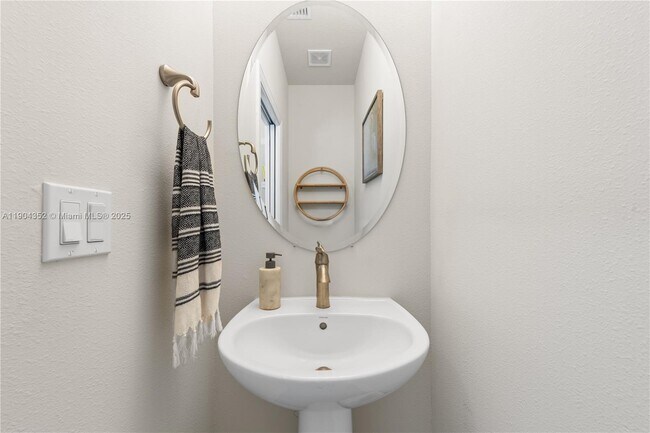 Building Photo - 1030 Eucalyptus Dr