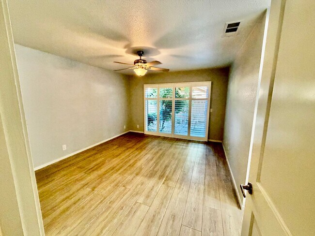 Building Photo - Beautiful Townhome with Great Schools, Great Location! Pet Friendly!