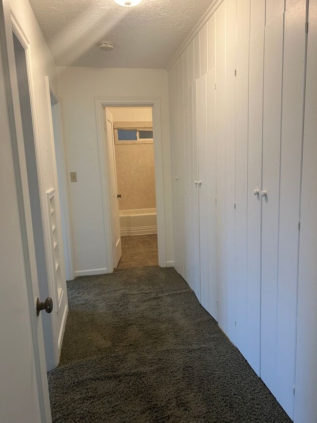 Building Photo - (837) 27th Street Apartments - 1 Bedroom /...
