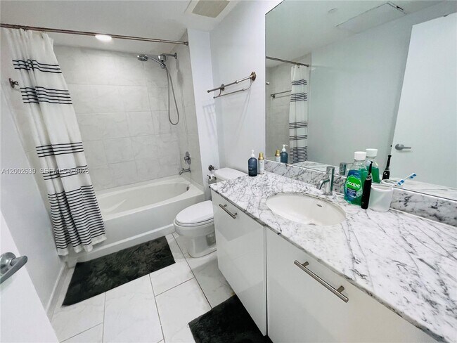 Building Photo - 950 Brickell Bay Dr