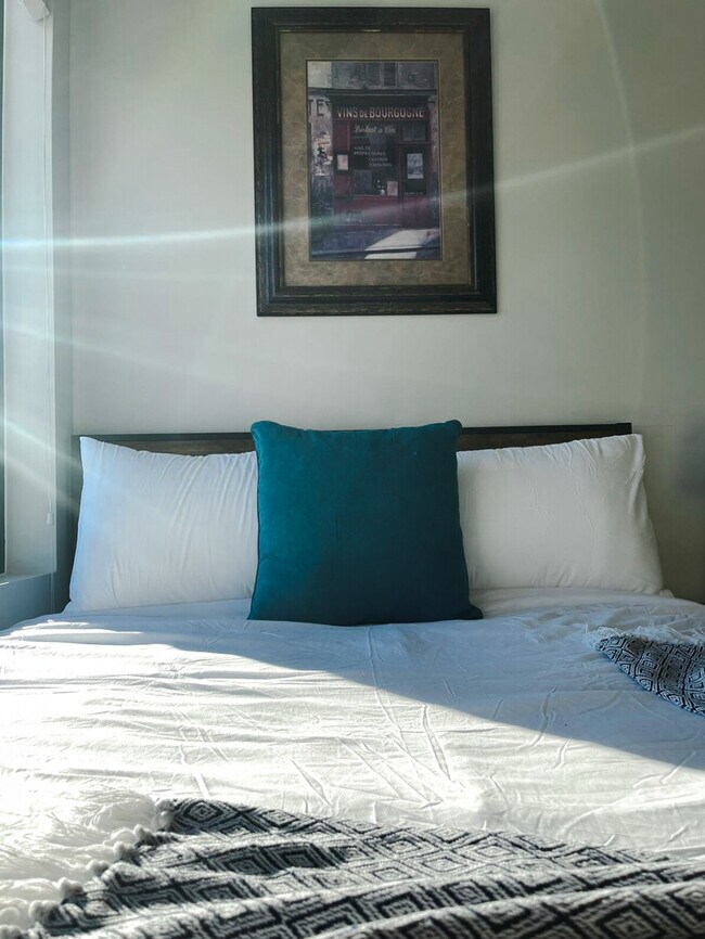 Building Photo - 2530 University Ave