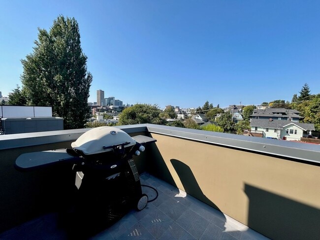 Building Photo - Capitol Hill/Cherry Hill Townhouse