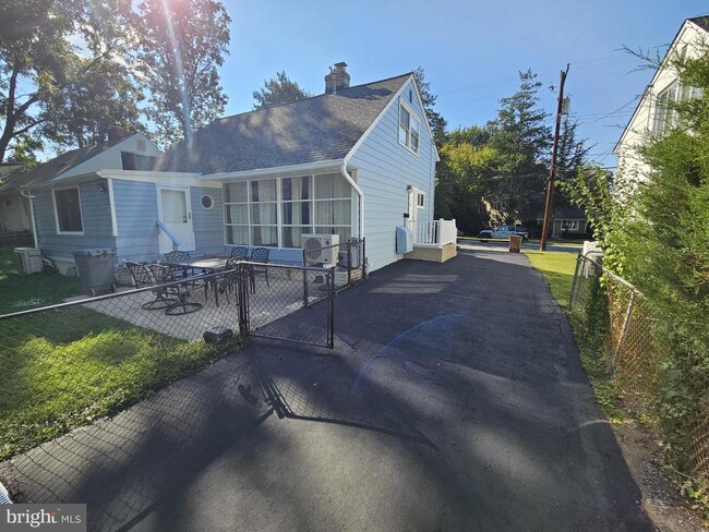 Primary Photo - 319 Dean Dr