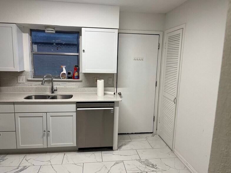 Kitchen - 4209 Avondale Ave