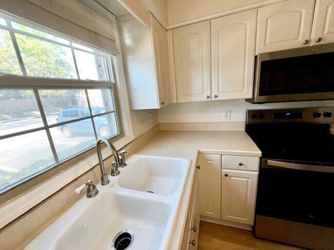 Building Photo - 2X2.5 -MOVE IN NOW! NEW LVP FLOORING ON 1ST FLOOR! NEW CARPET ON 2ND FLOOR! WATER VIEWS! CALL TOD...