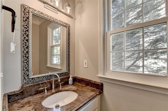 Building Photo - 355 Gaines Oak Way