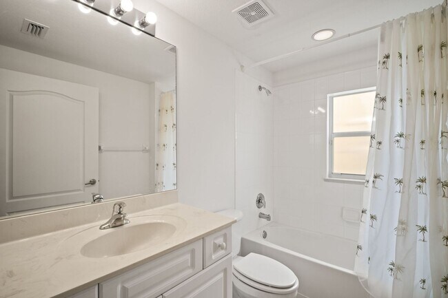 Building Photo - Beautiful Villas 3 beds 2 baths in a Gated...