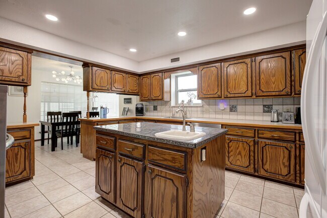 Building Photo - 1340 Bryant Cir