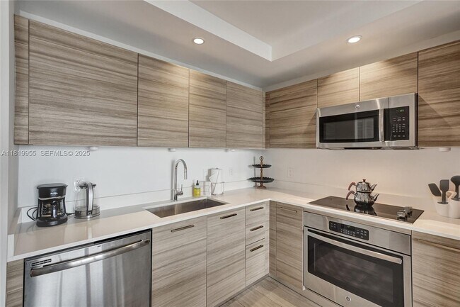 Building Photo - 121 NE 34th St