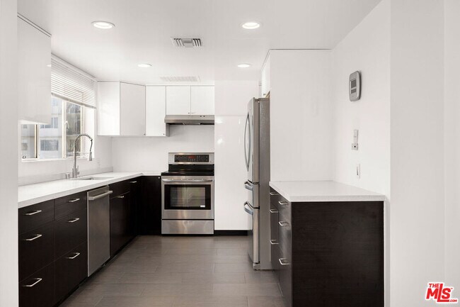 Building Photo - 838 N Doheny Dr