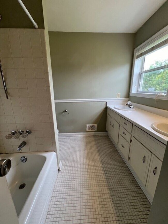 Building Photo - Beautiful Home with Mother in Law Suite or...