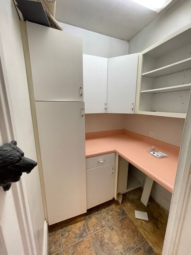 Building Photo - AVAILABLE NOW! 4 Bedroom 1 Bath Home!