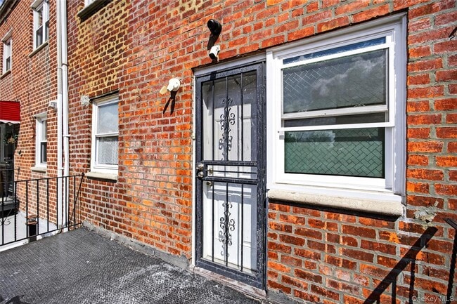 Building Photo - 2112 Lacombe Ave