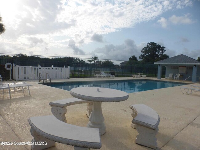 Building Photo - 3865 La Flor Dr