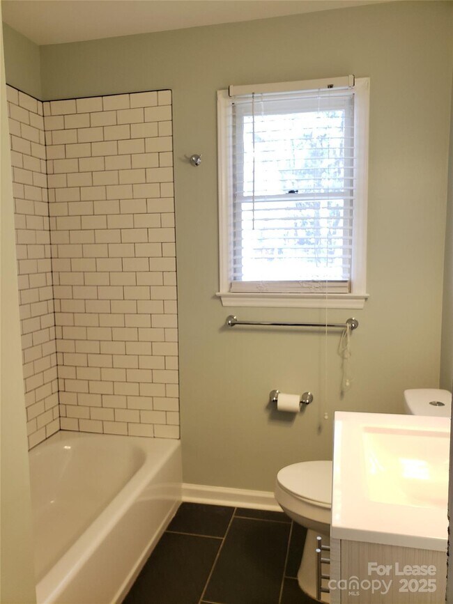 Building Photo - 420 Beaty St
