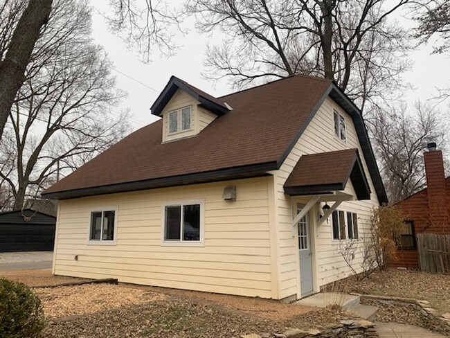 Building Photo - 3 BR/2 BA Single-Family Home With Lake Min...