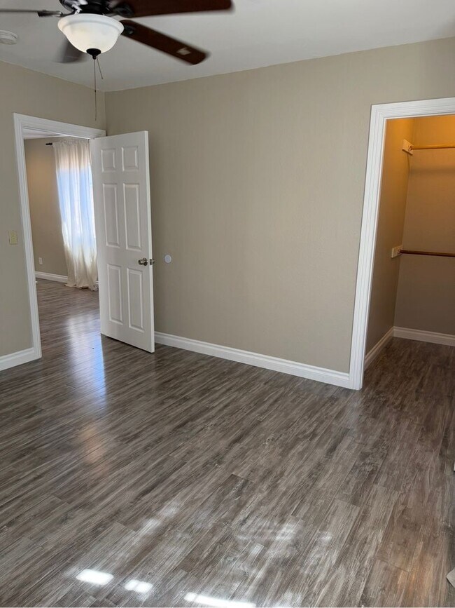 Building Photo - 5 Bed 3 Bath House Available Now!