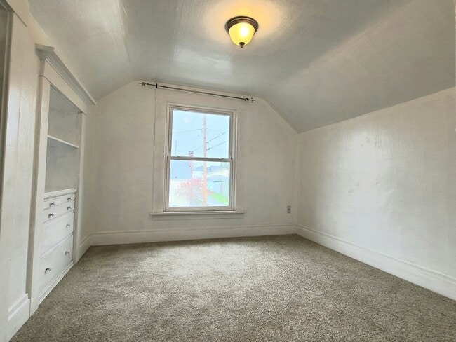 Building Photo - Charming 3 Bed/1.5 Bathroom in North Evere...