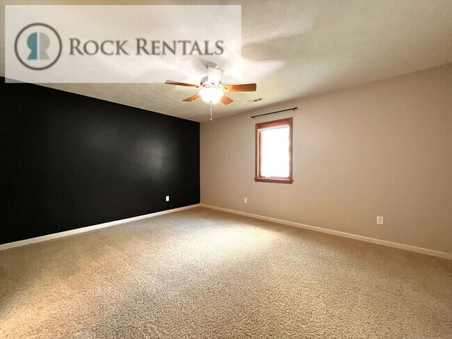 Building Photo - 3 Bed 2 Bath House with Attached Garage