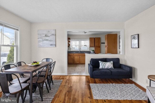 Building Photo - 405 E 7th Ave