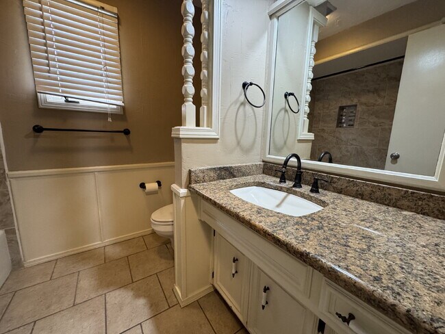 Building Photo - "Spacious 3-Bedroom with 2 Full Baths in P...