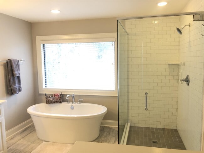 Building Photo - 1530 Laurelwood Ln