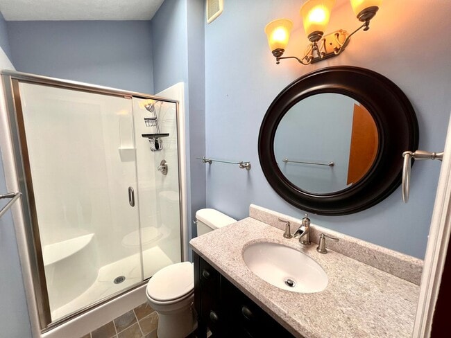 Building Photo - 1256 Queens Dr