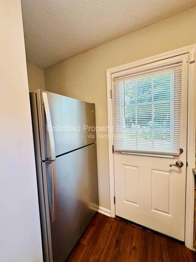 Building Photo - 811 Bonham Ave