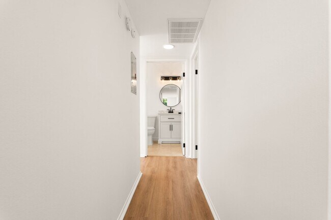 Building Photo - Newly Remodeled 2 Bed, 2 Bath Apartment in Valley Village!