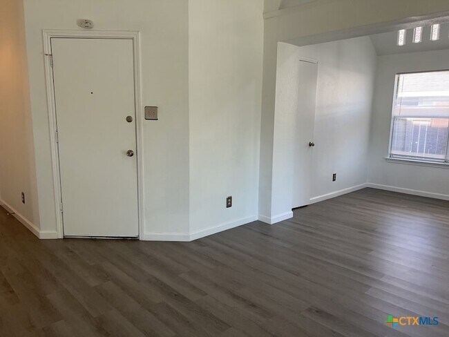 Building Photo - 2503 Armadillo Dr