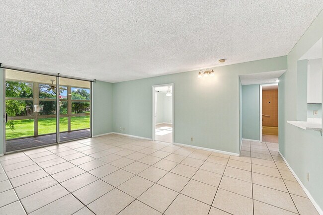 Building Photo - 950 NW 80th Ave