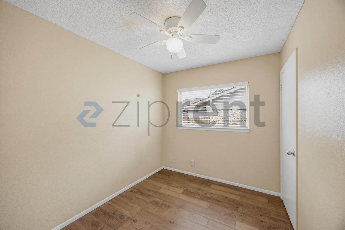 Building Photo - Unit