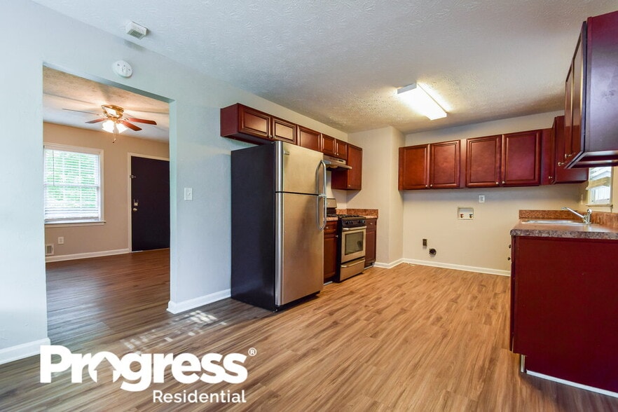 Building Photo - 900 Orris Ln