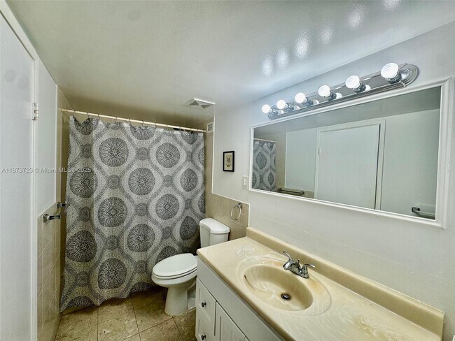 Building Photo - 1301 NE Miami Gardens Dr