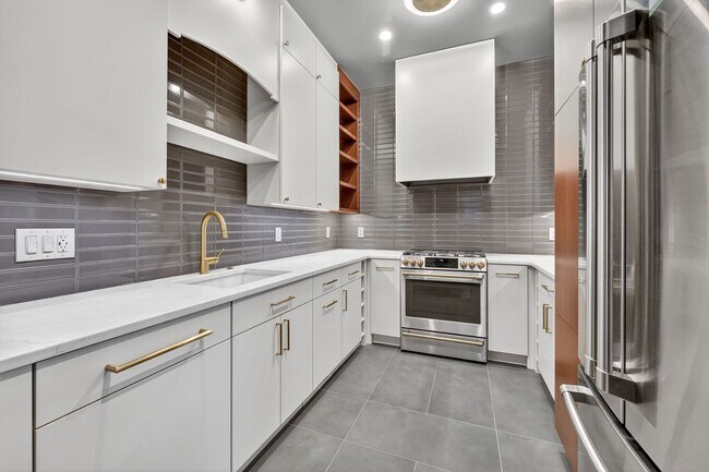 Building Photo - Available Now! High End 2 Bed 2 Bath in Luxury Building with Pool, Gym, Parking