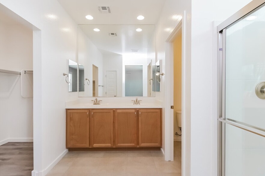 Building Photo - 36083 N Urika Dr