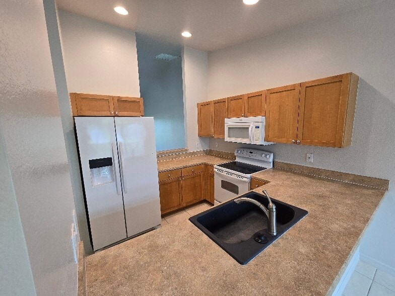 Building Photo - 518 SE 5th Pl