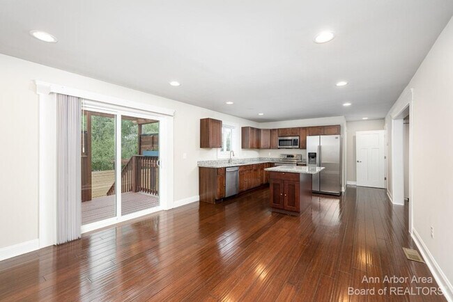 Building Photo - 2 Maple Vlg Ct