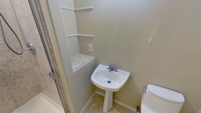 Building Photo - Spacious 4 Bed / 3 Bath Winchester Commons Home!