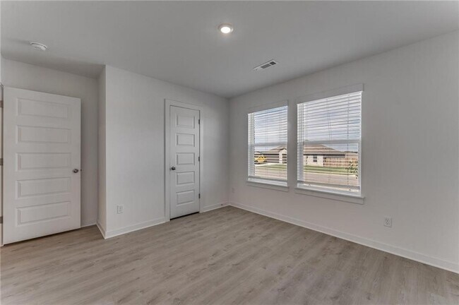 Building Photo - 981 PEBBLE Dr