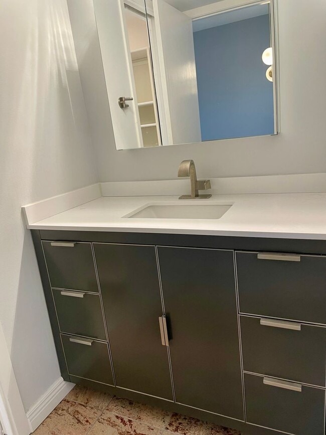 Building Photo - Luxury 2 Bedroom Condo in Centennial Lakes...
