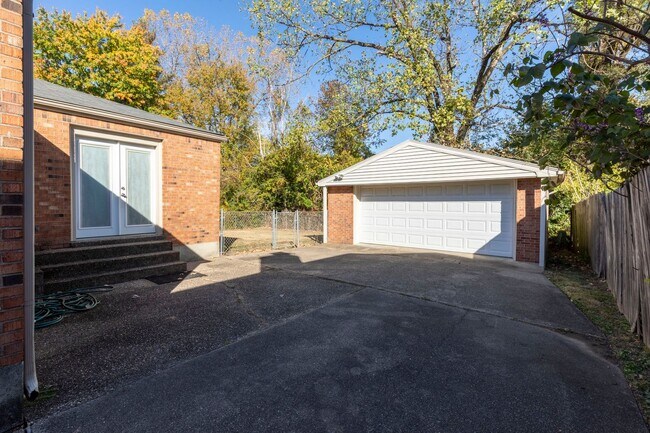Building Photo - 6715 Six Mile Ln