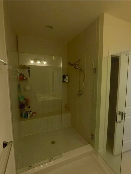 Master bathroom, huge shower with bench - 8828 Englewood Farms Dr