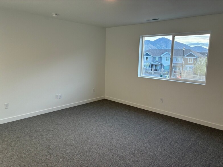 Building Photo - 708 N Plainsman Dr