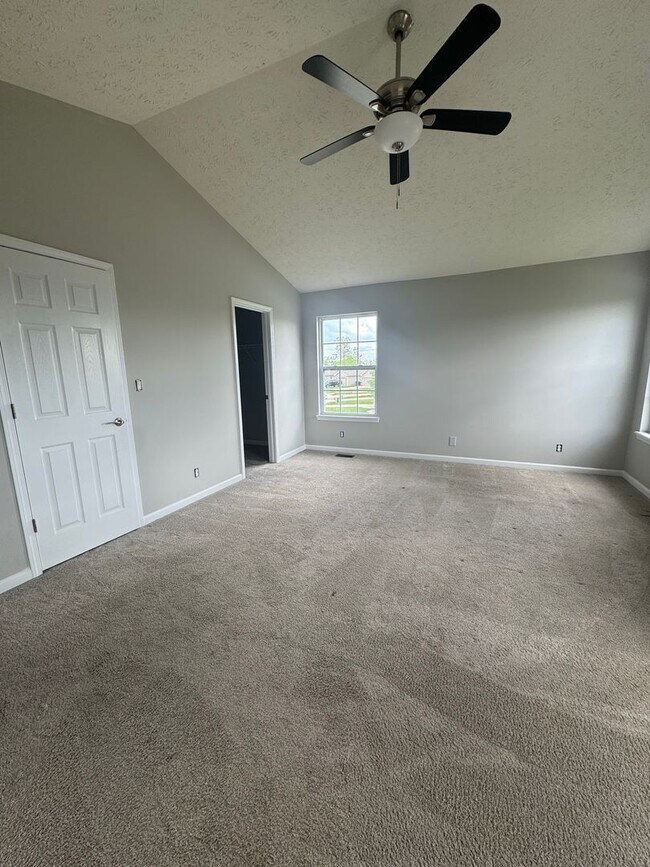 Building Photo - Three Bedroom Home with Fenced in Yard!