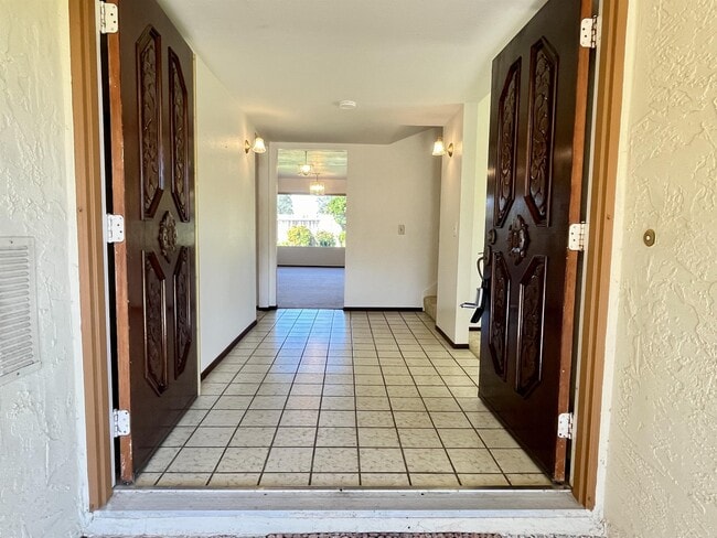 Building Photo - 3105 Blenkarne Dr