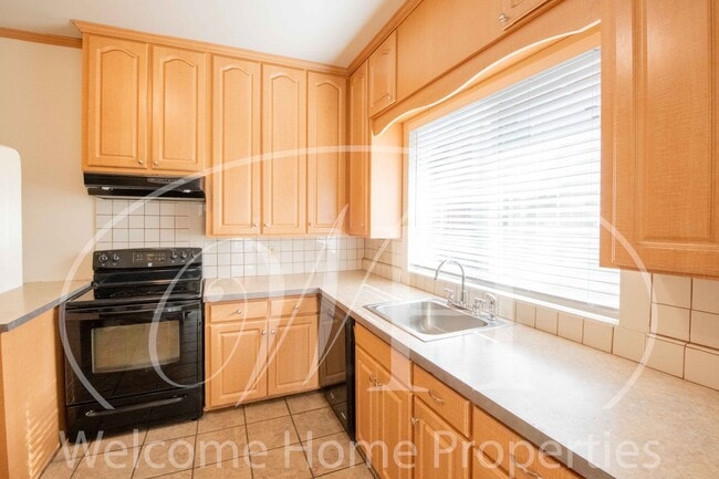 Building Photo - Spacious 4 Bedroom Home with Fireplace and Fenced Yard