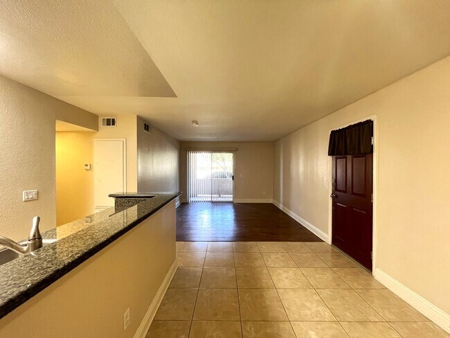 Building Photo - 2 bed, 2 bath located in Corona, CA!