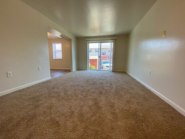 Building Photo - Fantastic North Hills 1 BR! Equipped Kitchen Including Dishwasher! Call TODAY!